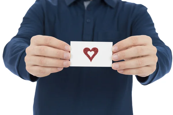 Hombre mostrando una tarjeta con el corazón puesto para el día de San Valentín — Foto de Stock