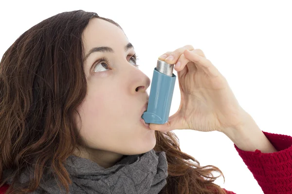 Woman with asthma using inhaler — Stock Photo, Image