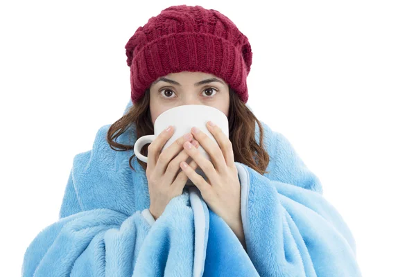 Donna sensazione di freddo e bere tè caldo — Foto Stock