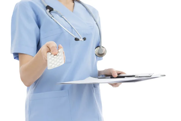 Arzt bietet eine Packung Tabletten an — Stockfoto