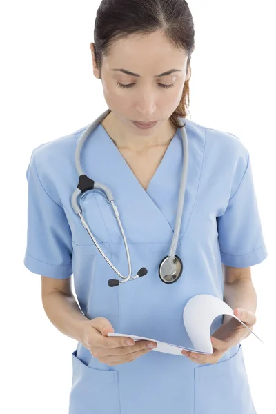Medico femminile che legge appunti — Foto Stock