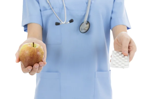 护士或医生呈现出一派的平板电脑和苹果 — 图库照片