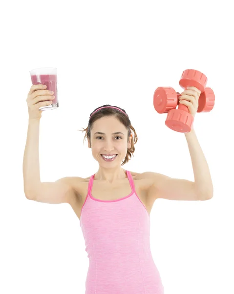 Menina fitness com um copo de smoothie e um par de halteres — Fotografia de Stock