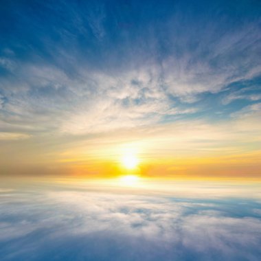 Gökyüzü mavi ve turuncu güneş ışığı gökyüzündeki bulutların arasından