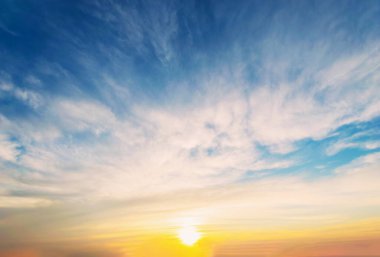 Gökyüzü mavi ve turuncu güneş ışığı gökyüzündeki bulutların arasından
