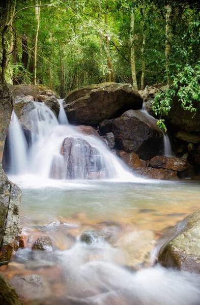 Nehrin yukarısında yağmur mevsiminde yeşil ağaçlar, Tayland 'da güzel şelale