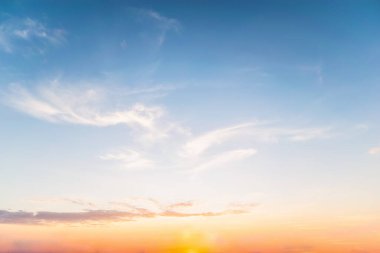 Gökyüzü mavi ve turuncu güneş ışığı gökyüzündeki bulutların arasından