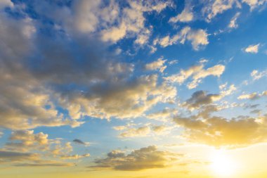 Gökyüzü mavi ve turuncu güneş ışığı gökyüzündeki bulutların arasından