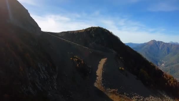 Pov Timelapse Séta Egy Kötélen Lift Hegyekben Ősszel Gyönyörű Arany — Stock videók