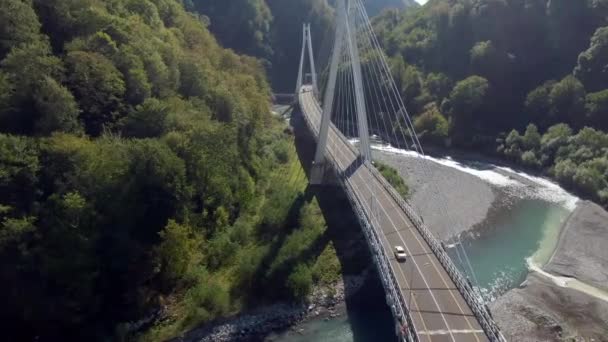 Volando Sobre Una Autopista Alta Velocidad Desfiladero Montaña Sobre Río — Vídeos de Stock