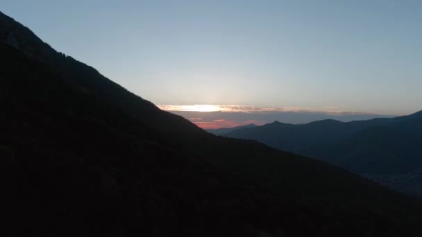 カラフルな魔法の夕日に向かって山の上の空中ビューフライト 日没の秋の山々のパノラマ 山の中での旅行とレクリエーション — ストック動画