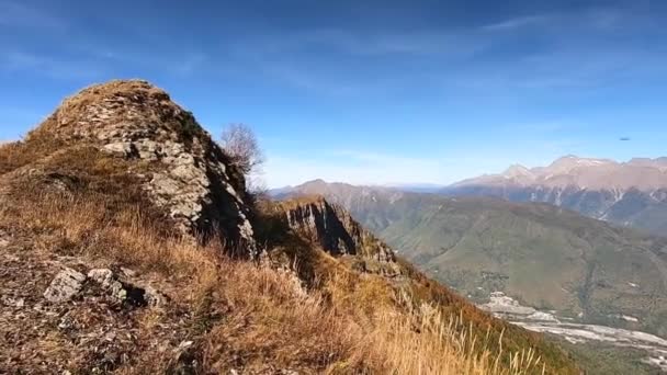 山の景色のカラフルなパノラマは秋に黄金です 鮮やかな青空を背景に山の中の秋の森の美しい風景 — ストック動画