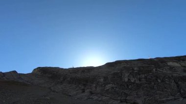 Dağ manzarasının renkli manzarası sonbaharda altındır. Dağlardaki sonbahar ormanlarının güzel manzarası parlak mavi bir gökyüzünün arka planına karşı