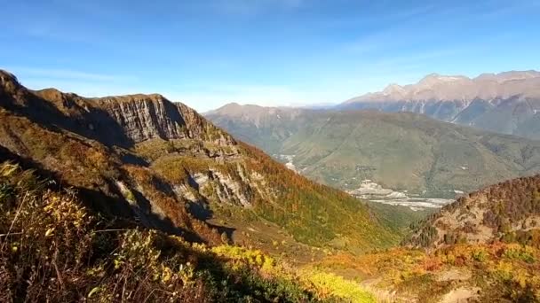 Dağ Manzarasının Renkli Manzarası Sonbaharda Altındır Dağlardaki Sonbahar Ormanlarının Güzel — Stok video