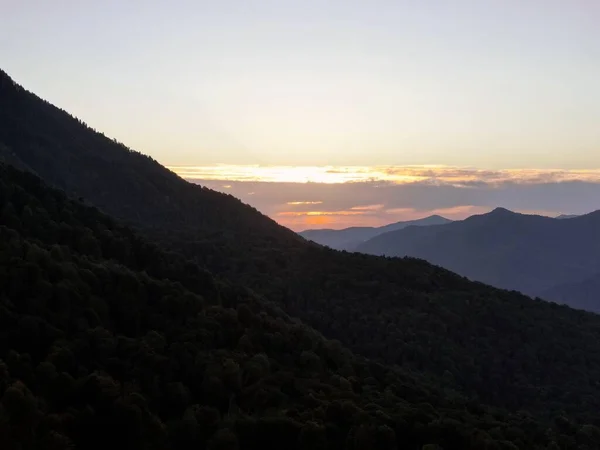 Luftaufnahme Eines Sonnenuntergangs Zwischen Bergen Vor Dem Hintergrund Eines Blauen — Stockfoto