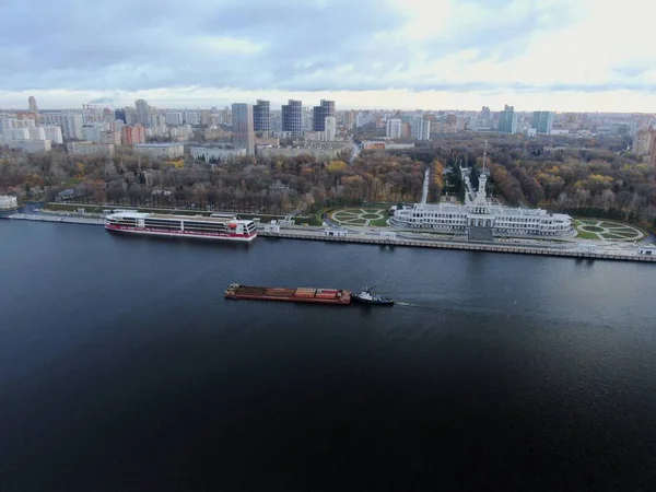Flygfoto Panorama Stadslandskap Flod Hamn Med Fartyg Centrum Storstaden Gryningen — Stockfoto