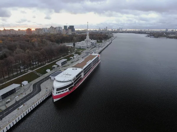 Luftaufnahme Panoramisches Stadtbild Flusshafen Mit Schiffen Zentrum Der Großstadt Morgengrauen — Stockfoto