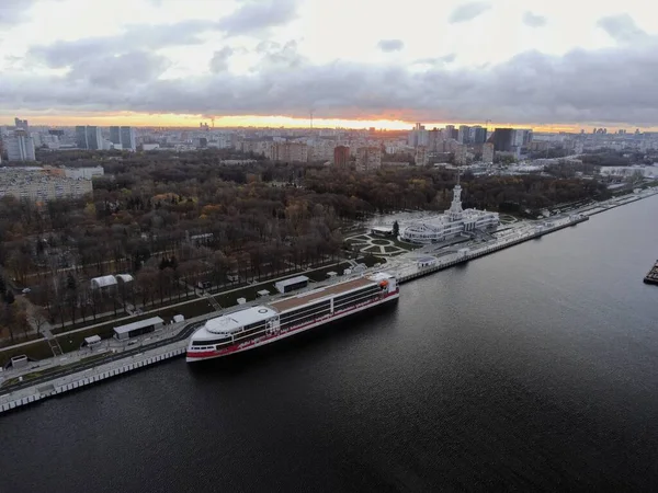 Flygfoto Panorama Stadslandskap Flod Hamn Med Fartyg Centrum Storstaden Gryningen — Stockfoto
