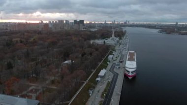 Şafakta büyük şehrin merkezinde gemileri olan panoramik şehir nehir limanı. North River İstasyonu. Moskova. Rusya