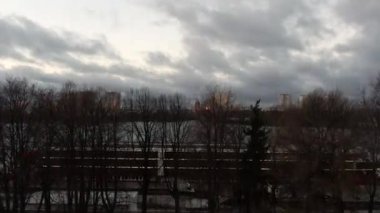 Şafakta büyük şehrin merkezinde gemileri olan panoramik şehir nehir limanı. North River İstasyonu. Moskova. Rusya