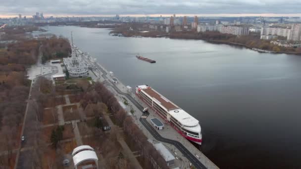 Légi Kilátás Panorámás Városkép Folyó Kikötő Hajók Központjában Nagyváros Hajnalban — Stock videók