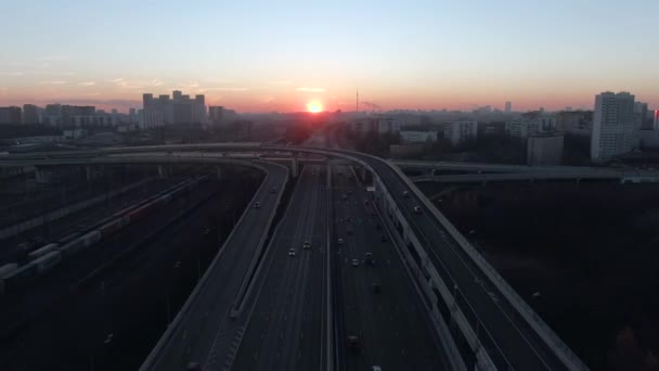 Gün Doğumunda Büyük Şehrin Merkezinde Çok Katlı Ulaşım Kavşağının Hava — Stok video