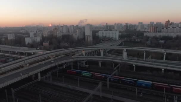 Luftaufnahme Eines Mehrstöckigen Verkehrsknotenpunkts Zentrum Der Großstadt Bei Sonnenaufgang Schöne — Stockvideo