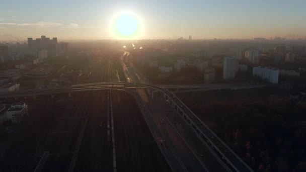Luftaufnahme Eines Mehrstöckigen Verkehrsknotenpunkts Zentrum Der Großstadt Bei Sonnenaufgang Schöne — Stockvideo