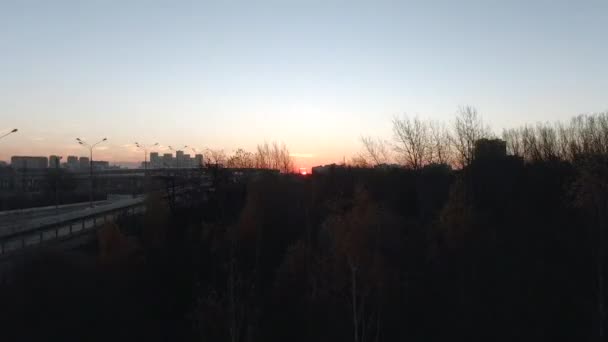 Luftaufnahme Eines Mehrstöckigen Verkehrsknotenpunkts Zentrum Der Großstadt Bei Sonnenaufgang Schöne — Stockvideo