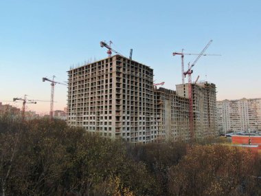 Şafak vakti büyük şehrin merkezinde çok katlı ulaşım kavşağının hava manzarası. Modern şehrin güzel panoramik peyzaj altyapısı çok yükseklerden