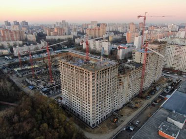 Şafak vakti büyük şehrin merkezinde çok katlı ulaşım kavşağının hava manzarası. Modern şehrin güzel panoramik peyzaj altyapısı çok yükseklerden