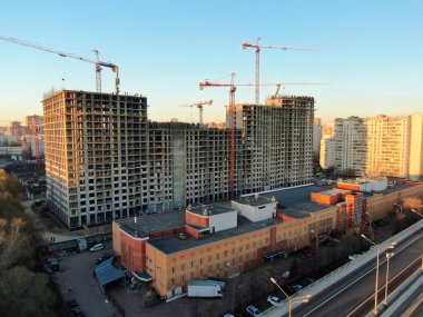 Şafak vakti büyük şehrin merkezinde çok katlı ulaşım kavşağının hava manzarası. Modern şehrin güzel panoramik peyzaj altyapısı çok yükseklerden