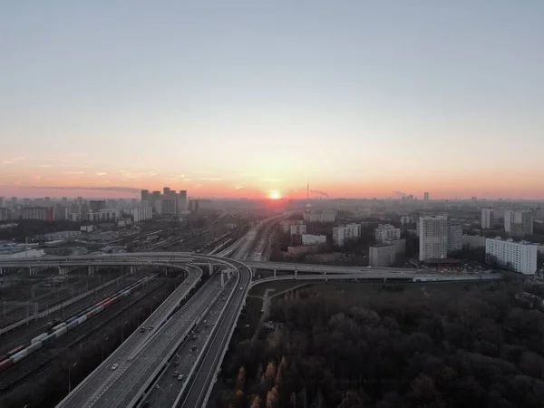Вид Воздуха Многоуровневую Транспортную Развязку Центре Большого Города Восходе Солнца — стоковое фото