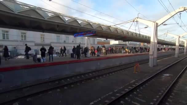 Timelapse Przybycia Pociągu Pasażerskiego Dużych Prędkości Stację Ruchu Pasażerów Peronie — Wideo stockowe