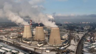 Büyük bir endüstriyel girişimin borularından çıkan duman. Büyük şehrin ekolojisinin kirliliği. Termal enerji üretimi.