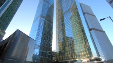 Şehirde açık bir günde mavi gökyüzünün arka planına karşı modern yüksek binaların güzel taban manzarası.