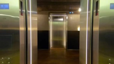 Modern bir ofis binasında asansör kapıları kapanıyor.