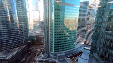 Ofiste, pencerenin dışında güzel bir manzarası olan bir yer. Camdan ve betondan yapılmış modern yüksek binalar.