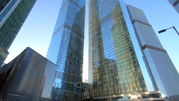 Gyönyörű Alulról Felfelé Néző Modern Toronyházak Üzleti Központok Hátterében Kék — Stock videók