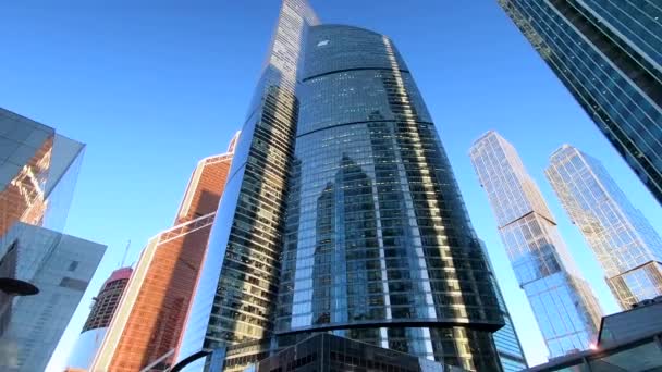 도시의 하늘을 배경으로 비즈니스 센터의 현대적 건물의 아름다운 — 비디오