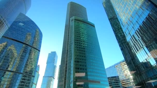 도시의 하늘을 배경으로 비즈니스 센터의 현대적 건물의 아름다운 — 비디오