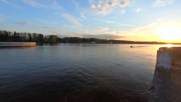 Die Passage Eines Großen Passagierschiffes Auf Dem Fluss Bei Sonnenuntergang — Stockvideo