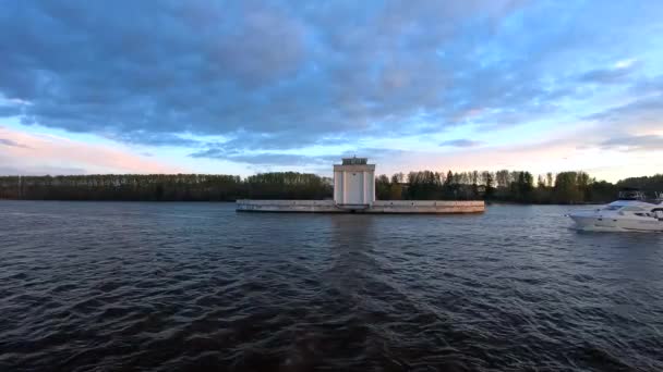 Περνάω Γιοτ Κατά Μήκος Του Ποταμού Ηλιοβασίλεμα Όμορφο Πολύχρωμο Τοπίο — Αρχείο Βίντεο