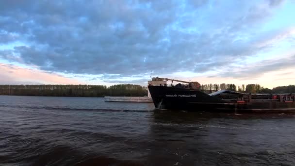 Πέρασμα Ενός Μεγάλου Φορτηγού Πλοίου Κατά Μήκος Του Ποταμού Ηλιοβασίλεμα — Αρχείο Βίντεο
