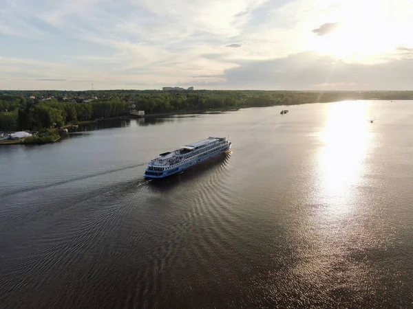 Passagier Kreuzfahrtschiff Fährt Bei Sonnenuntergang Auf Dem Fluss Schönes Naturpanorama — Stockfoto