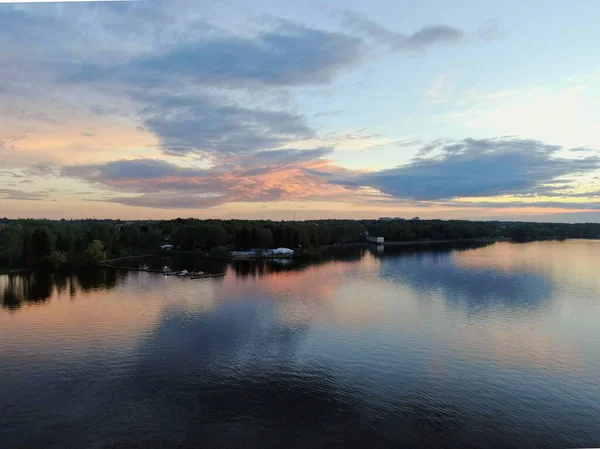 Flygfoto Solnedgång Floden Färgglada Moln Reflekteras Vattnet Vacker Utsikt Över — Stockfoto