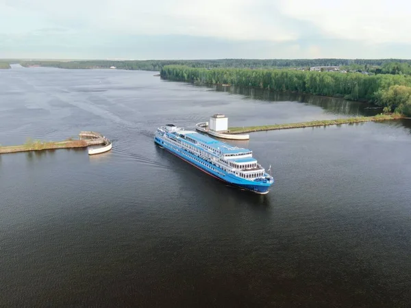 Vista Aérea Crucero Pasajeros Navega Largo Del Río Atardecer Hermoso —  Fotos de Stock