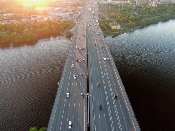 Luftaufnahme Ist Ein Schönes Panorama Des Autoverkehrs Auf Der Brücke — Stockfoto
