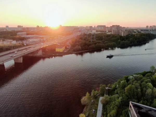 Letecký Pohled Krásné Panorama Automobilové Dopravy Mostě Moskvě Při Západu — Stock fotografie