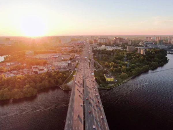 Hava Manzarası Gün Batımında Moskova Köprüde Güzel Bir Araba Trafiği — Stok fotoğraf